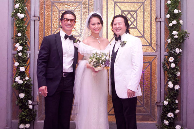Ngày 12/10, Đỗ Hải Yến và chú rể tổ chức đám cưới tại Quy Nhơn. Sau đó, tới ngày 24, cả hai tổ chức hôn lễ một lần nữa tại Bắc Ninh. (Ảnh: Dustin Nguyễn chụp hình cùng hai vợ chồng Hải Yến)